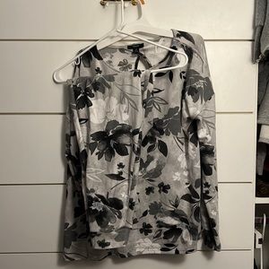 Super soft Vera Wang sleep set. Long sleeve shirt and pants. Size medium.